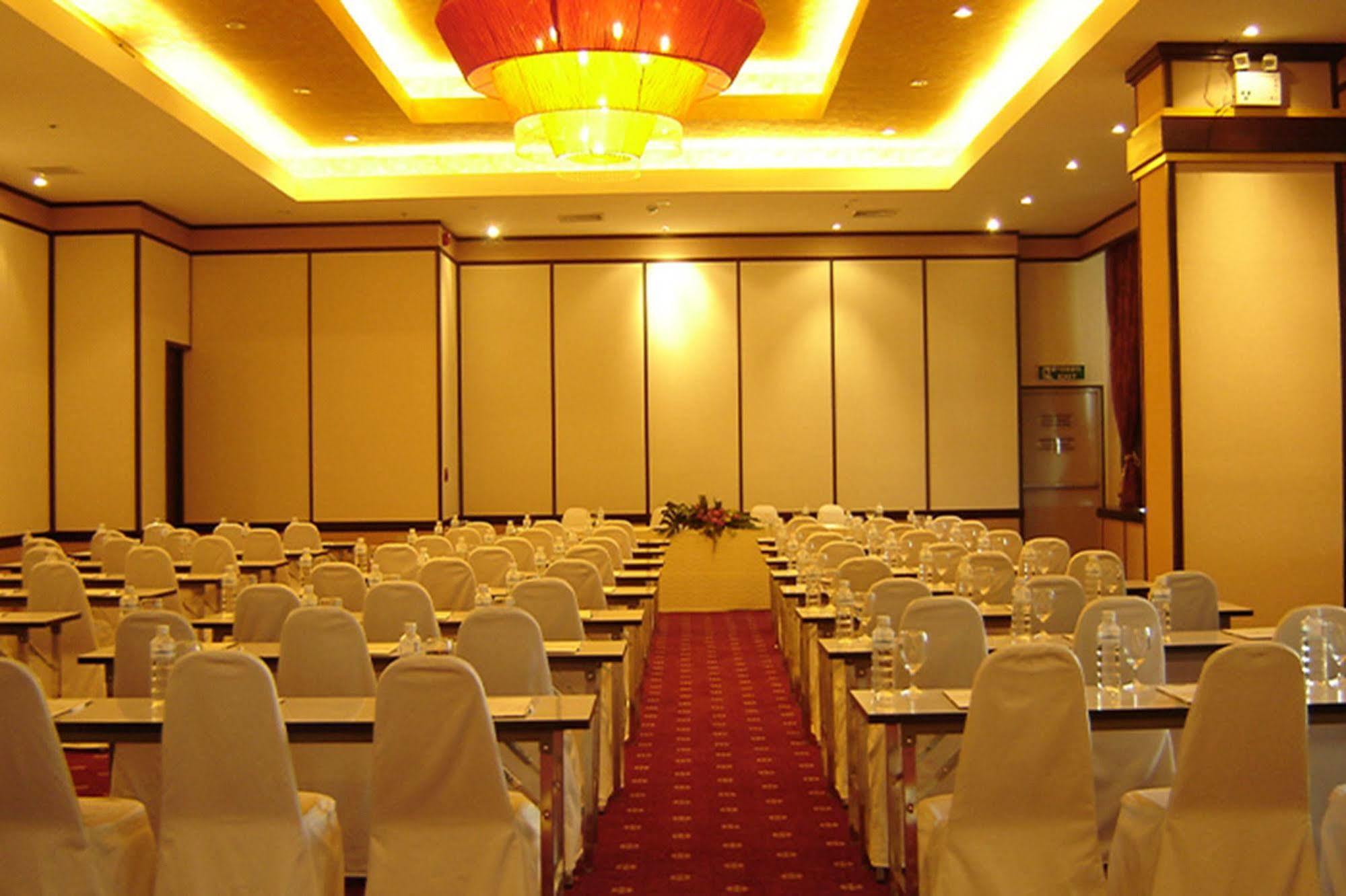 צ'יאנג מאי Maninarakorn Hotel מראה חיצוני תמונה